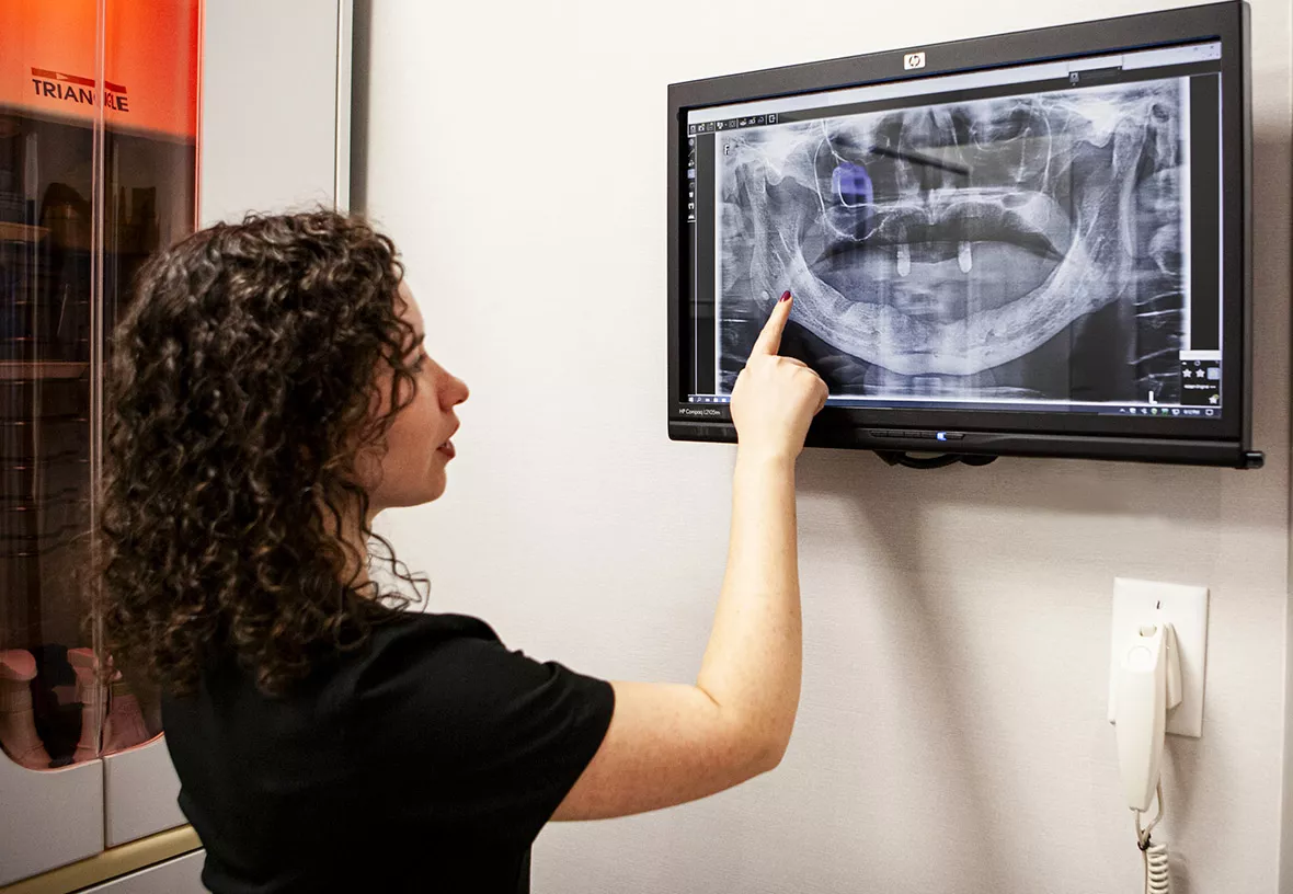 Dr. Jacklyn Pivovarov explaining a dental scan of jaw